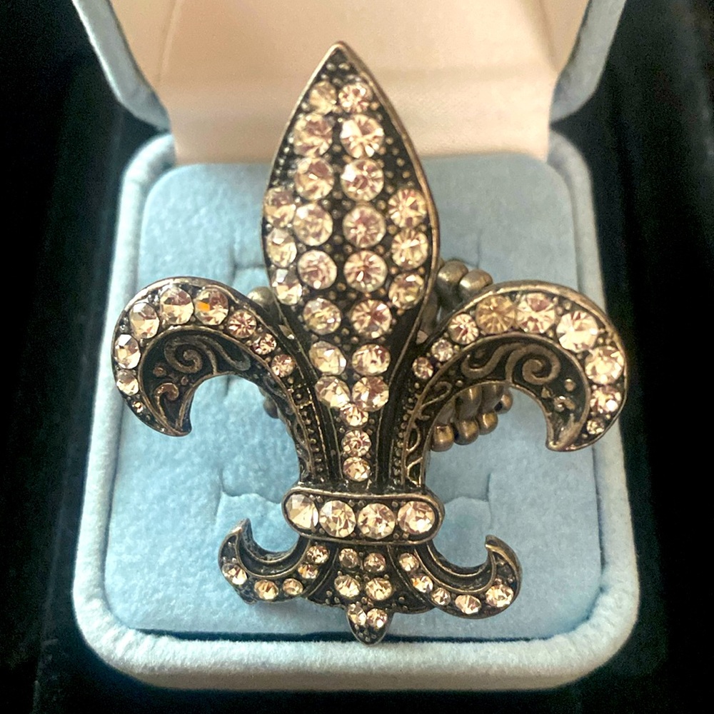A rhinestone Fleur de Lis stretchy ring.